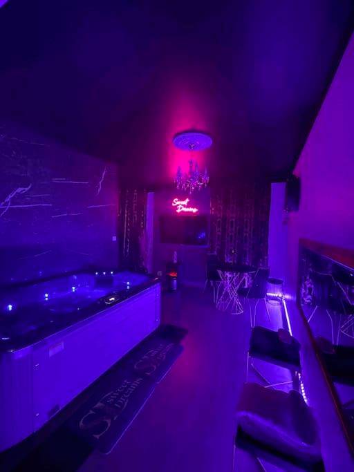 Suite romantique avec jacuzzi et néon rose - Love Room Stiring - Wendel - APPARTEMENT AVEC JACUZZI (55m2) ENTRÉE AUTONOME