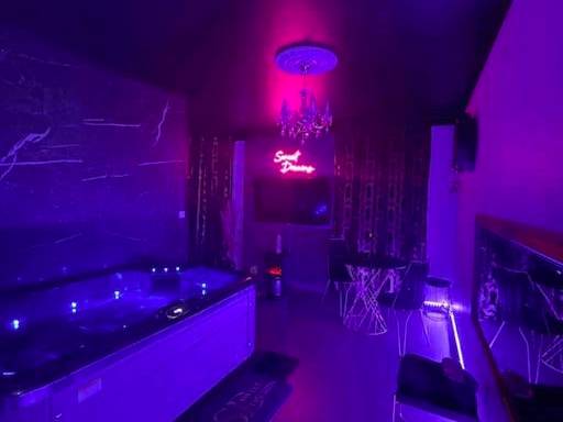 Suite romantique avec jacuzzi et néon rose - Love Room Stiring - Wendel - APPARTEMENT AVEC JACUZZI (55m2) ENTRÉE AUTONOME