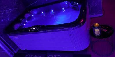 Jacuzzi privatif avec éclairage LED bleu - APPARTEMENT AVEC JACUZZI (55m2) ENTRÉE AUTONOME