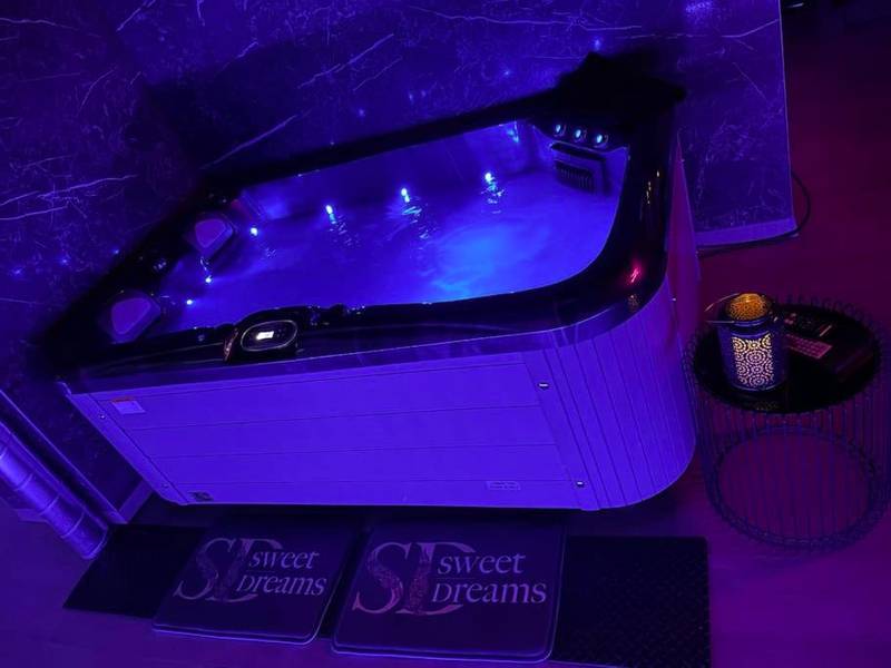 Jacuzzi privatif avec éclairage LED bleu - APPARTEMENT AVEC JACUZZI (55m2) ENTRÉE AUTONOME