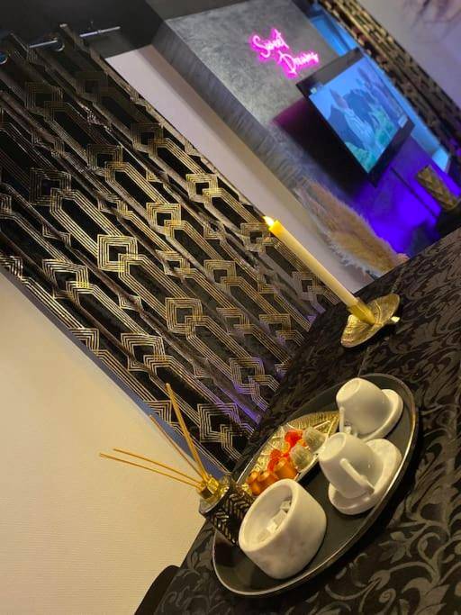 Plateau de courtoisie avec tasses et bougie - APPARTEMENT AVEC JACUZZI (55m2) ENTRÉE AUTONOME