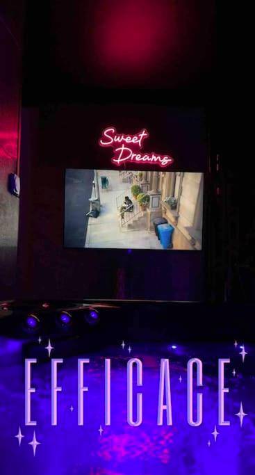 Écran plat sous un néon Sweet Dreams - APPARTEMENT AVEC JACUZZI (55m2) ENTRÉE AUTONOME