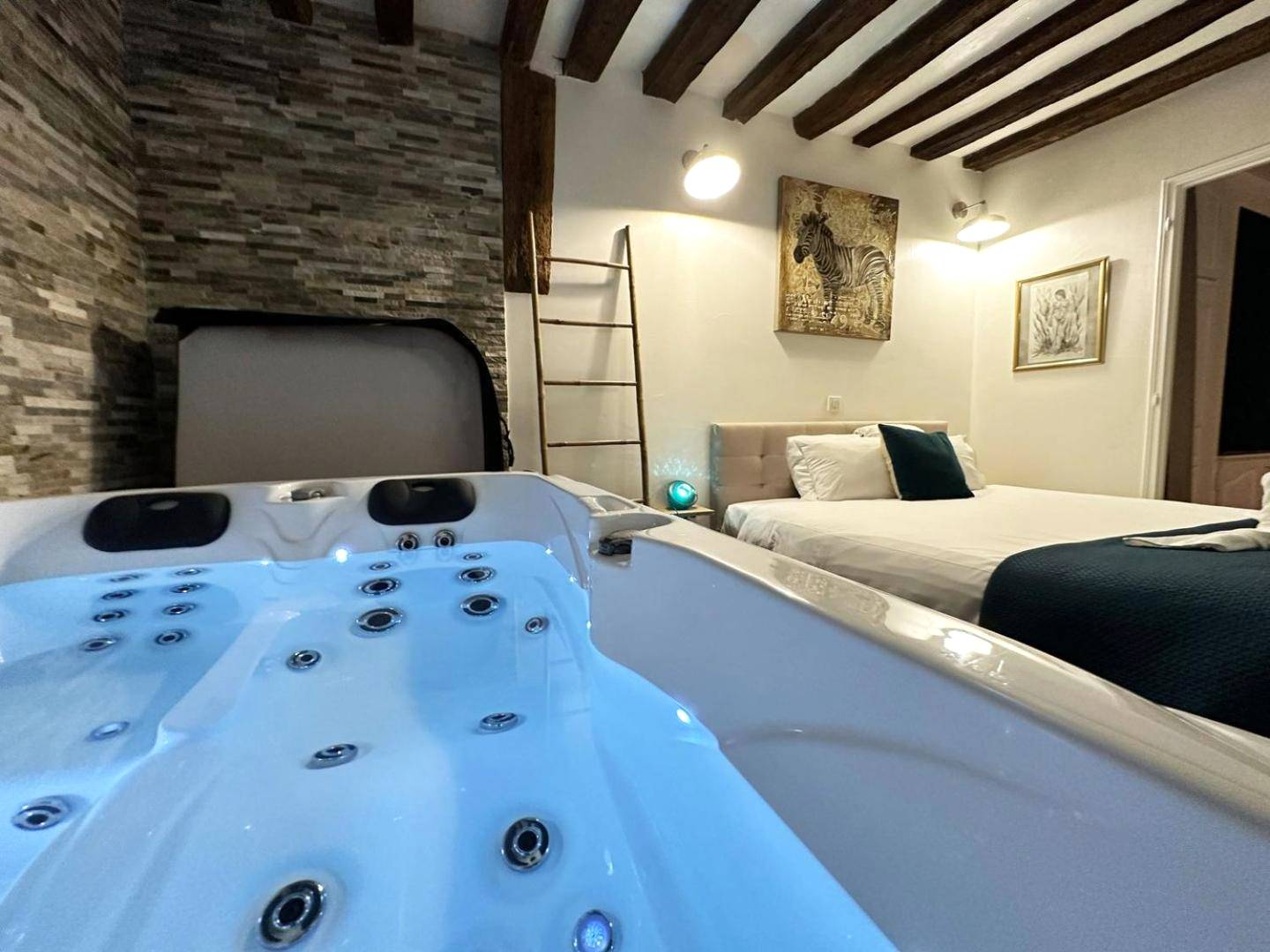 Jacuzzi privatif et lit double avec poutres - Love Room Chartres - Appartement et Jacuzzi privatif, cœur de Chartres.