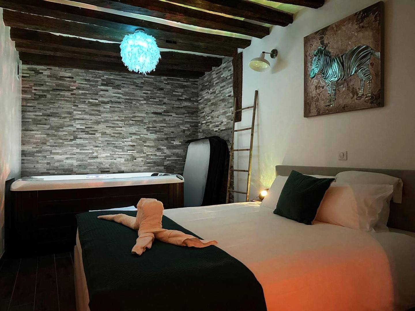 Chambre avec jacuzzi et mur en parement - Appartement et Jacuzzi privatif, cœur de Chartres.