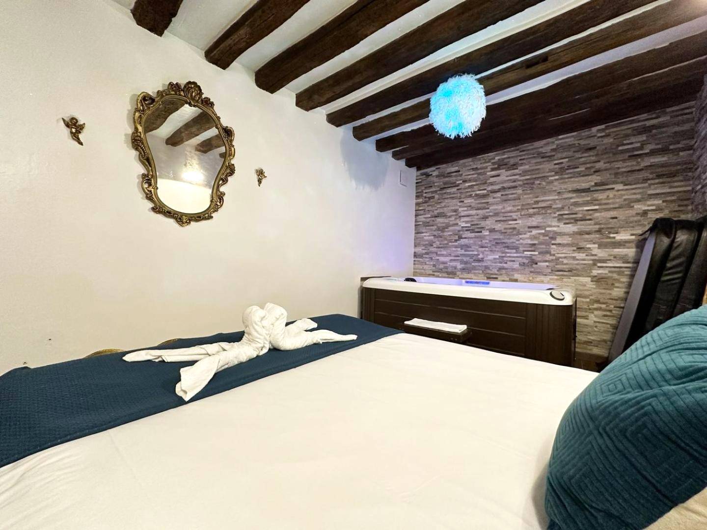 Photo du logement - Appartement et Jacuzzi privatif, cœur de Chartres. - Chartres