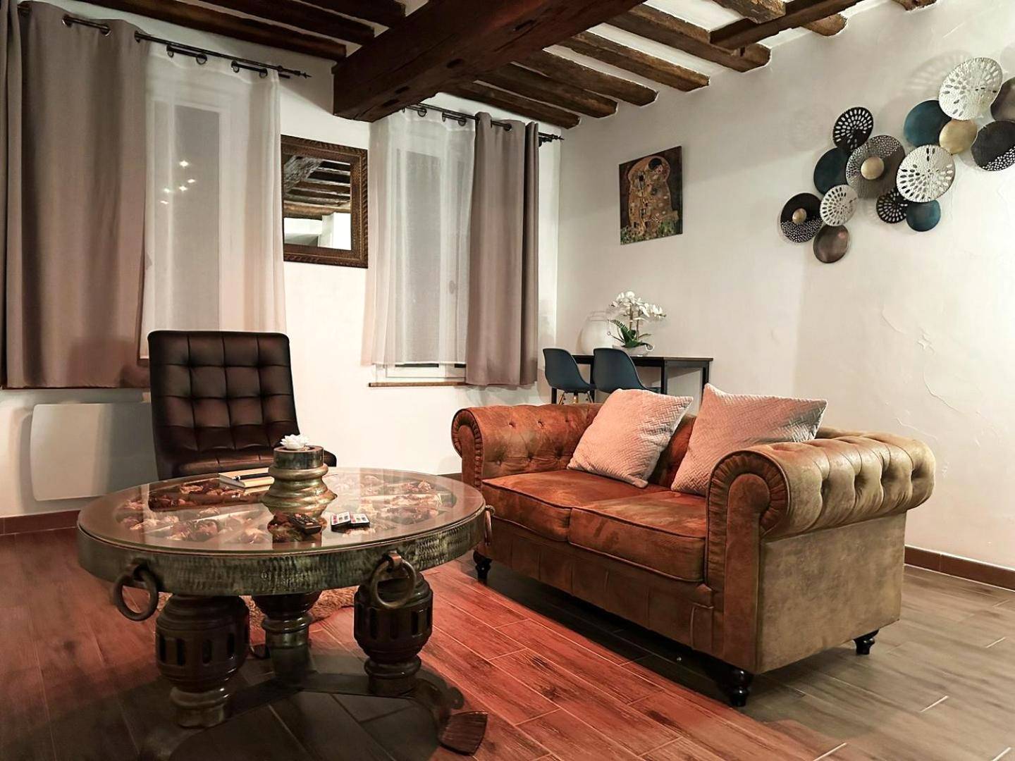 Canapé Chesterfield et table basse sculptée - Appartement et Jacuzzi privatif, cœur de Chartres.