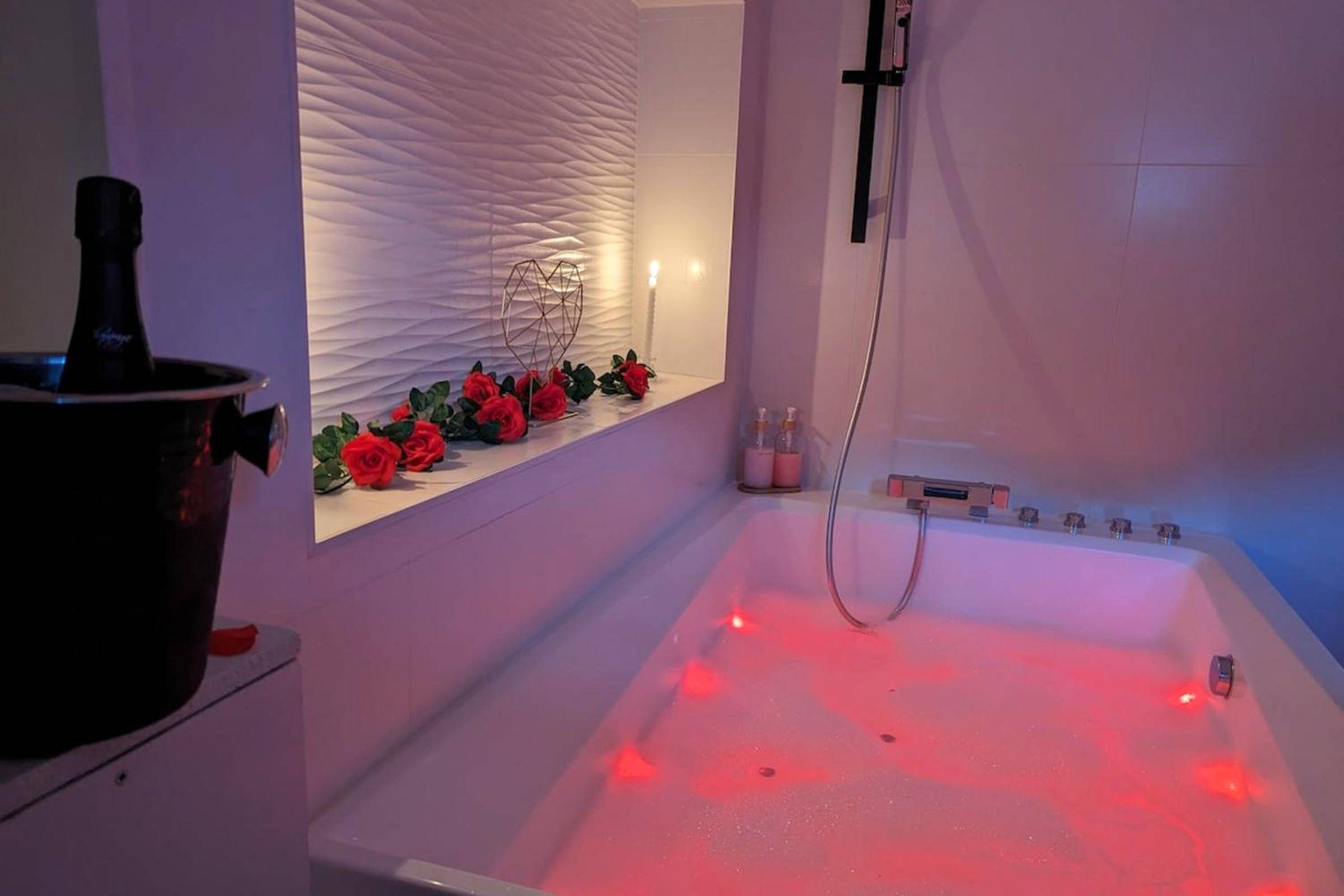 Baignoire balnéo avec roses et champagne - Love Room Villeneuve - de - la - Raho - Love Room Perpignan Jacuzzi &...