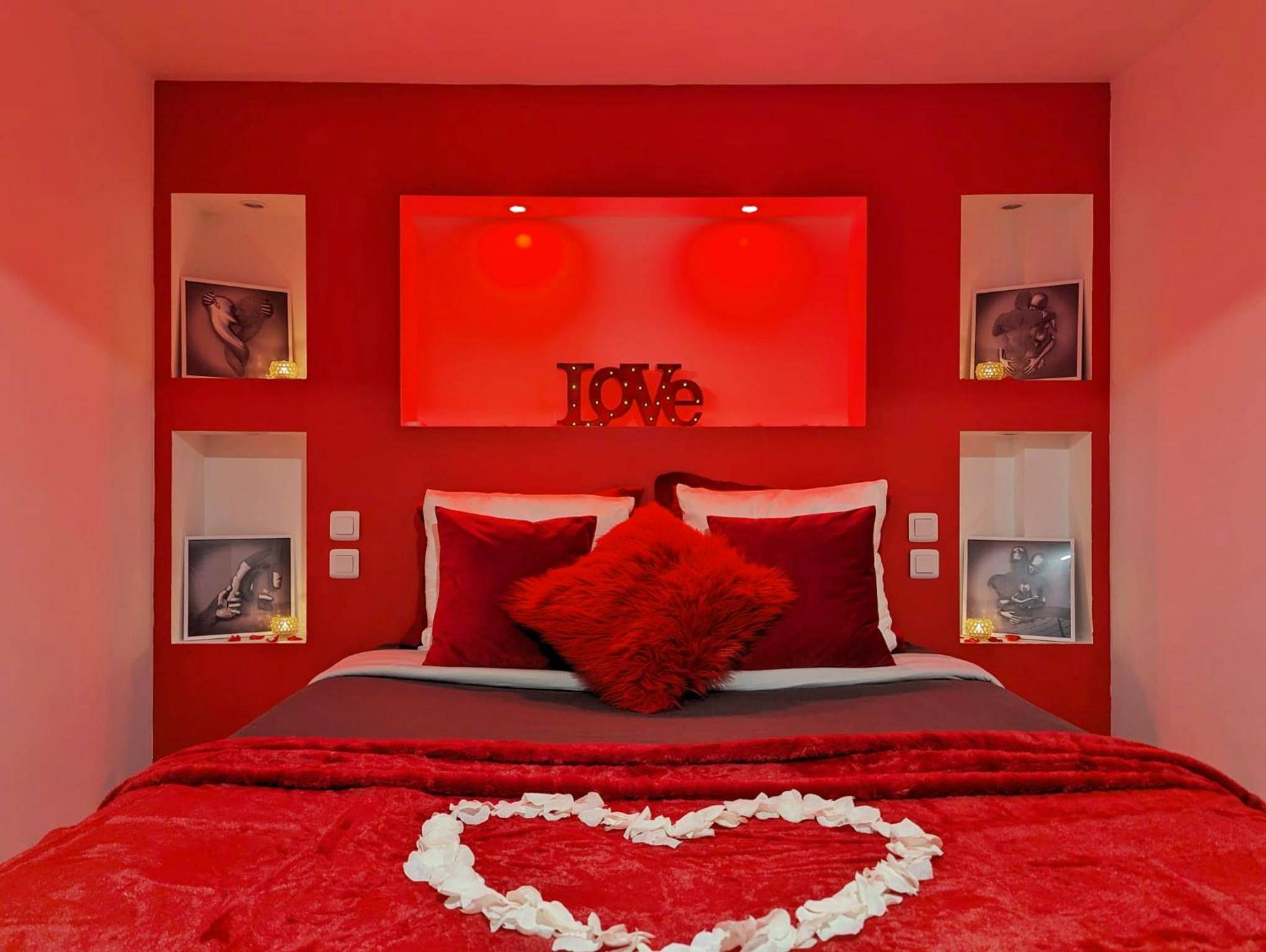 Lit double avec cœur en pétales de rose - Love Room Perpignan Jacuzzi & Ambiance romantique