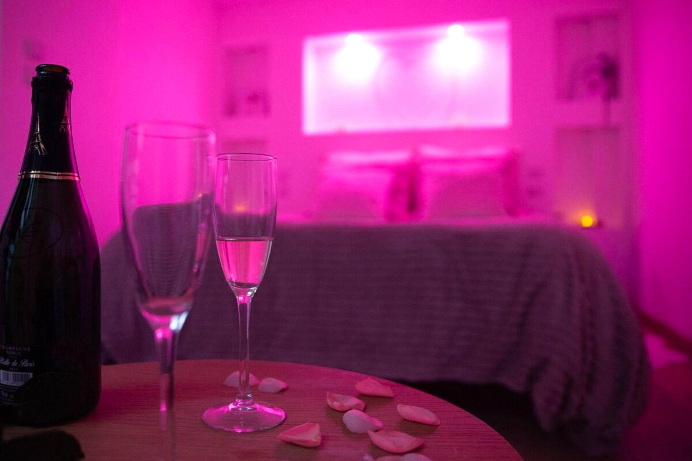 Photo du logement - Love Room Perpignan Jacuzzi & Ambiance romantique - Villeneuve - de - la - Raho