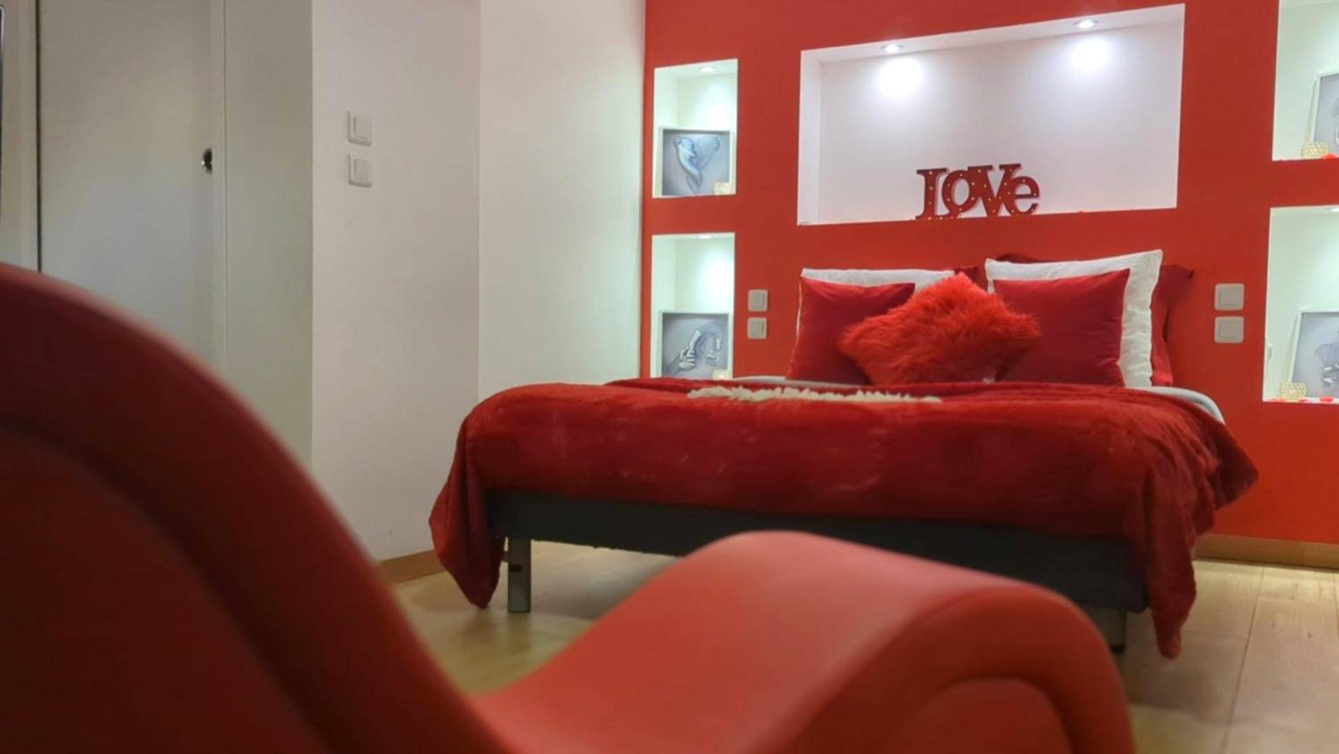 Chambre romantique et fauteuil tantra rouge - Love Room Perpignan Jacuzzi & Ambiance romantique