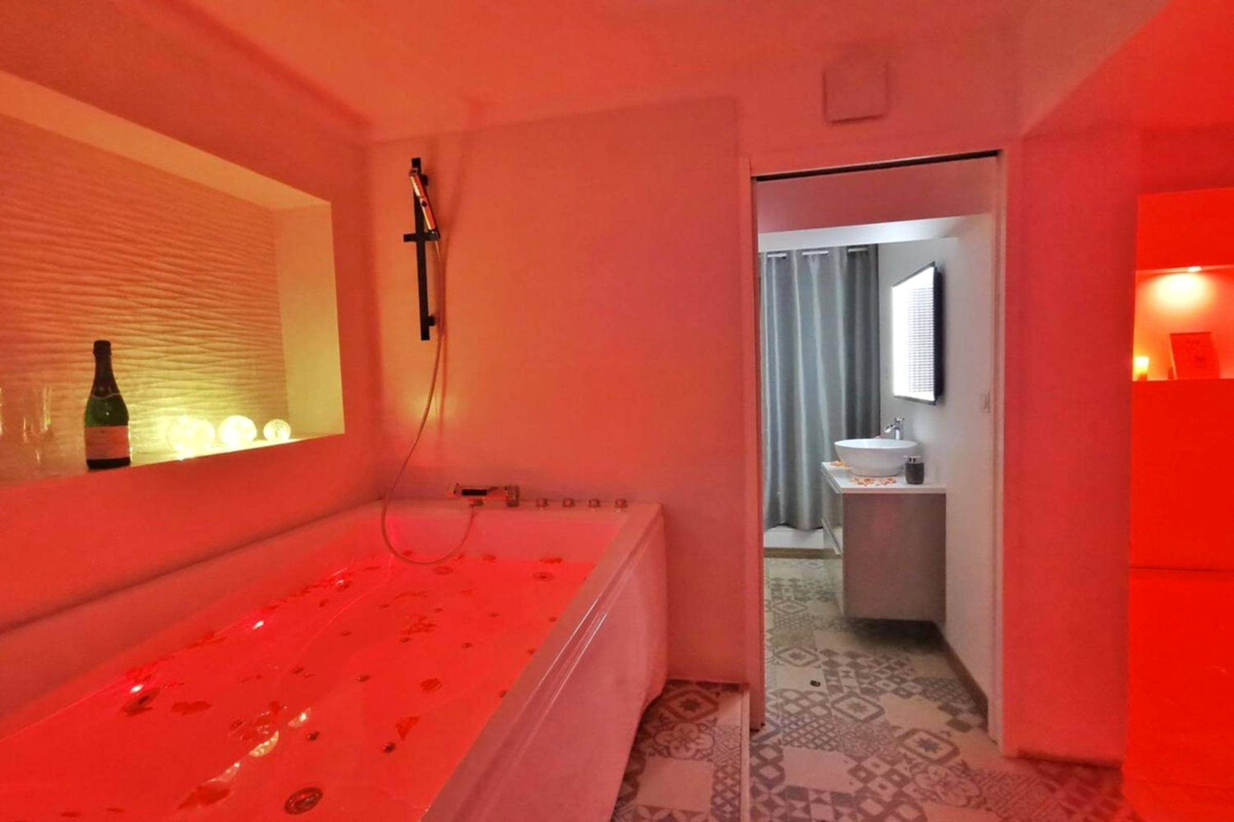 Espace bien - être avec jacuzzi et luminaires - Love Room Perpignan Jacuzzi & Ambiance romantique