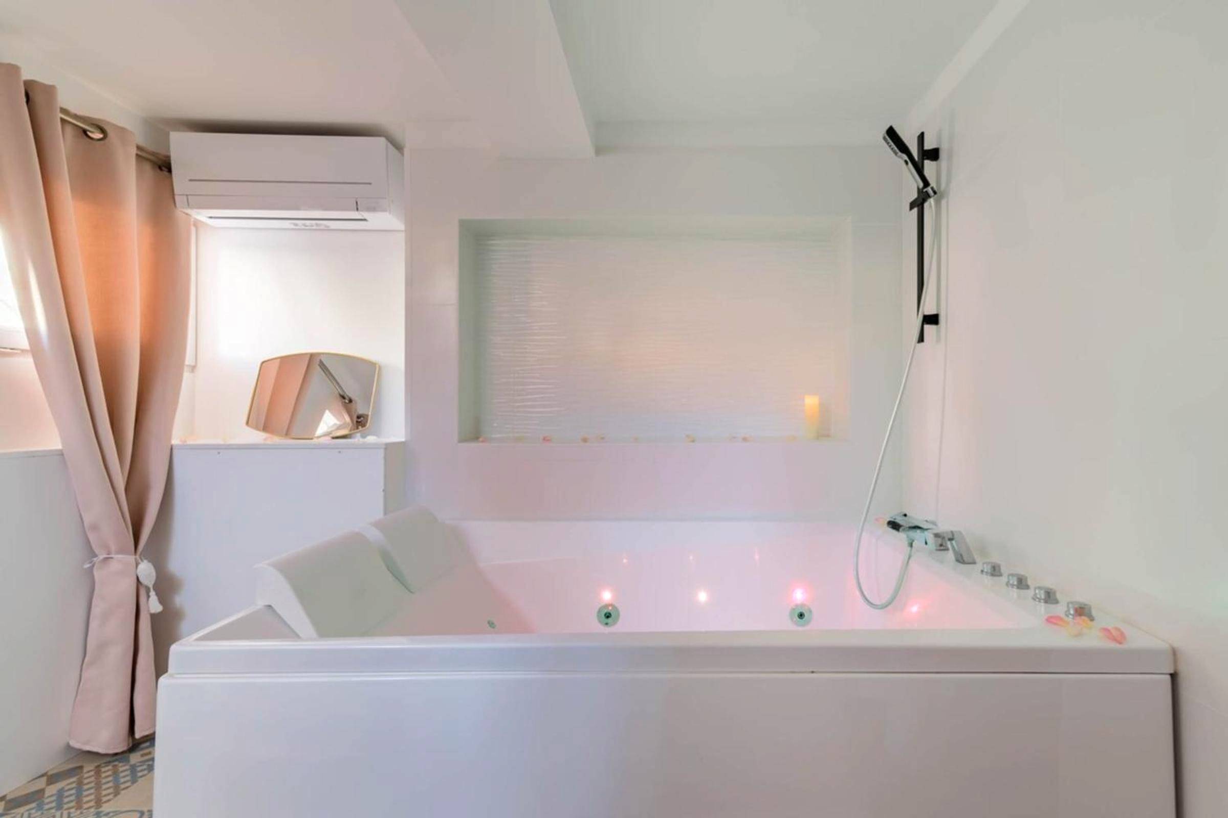 Photo du logement - Love Room Perpignan Jacuzzi & Ambiance romantique - Villeneuve - de - la - Raho