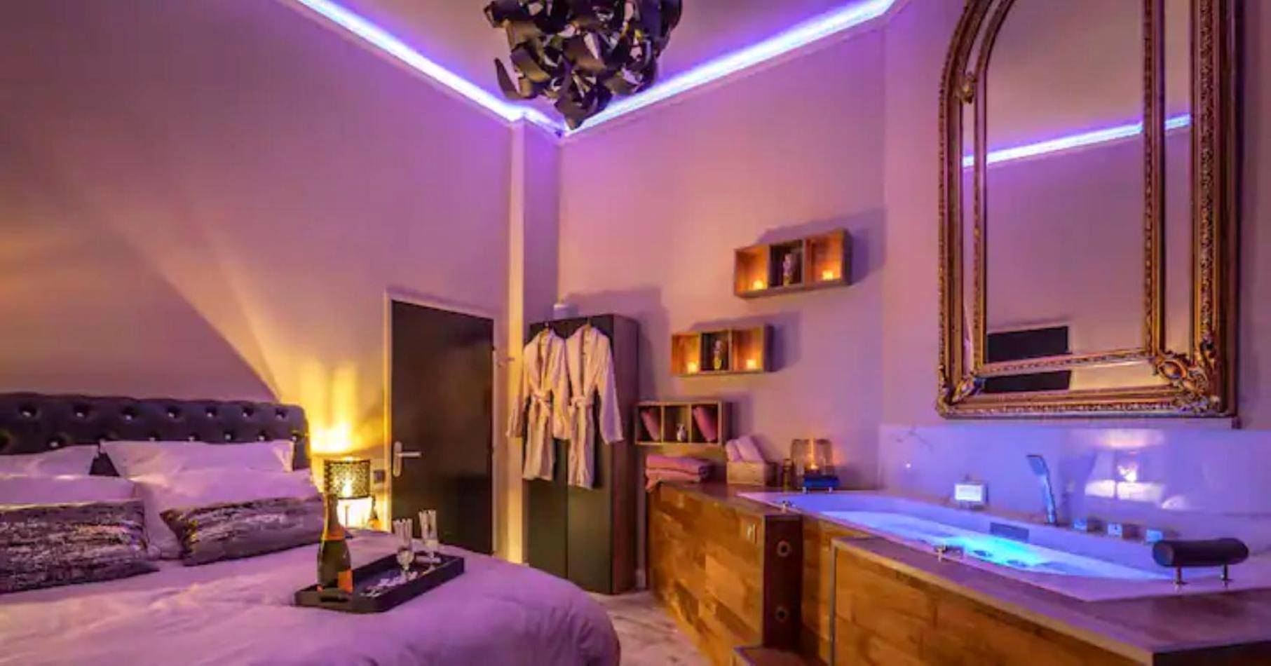 Chambre avec lit king size et baignoire balnéo - Love Room Metz - Appartement de luxe avec Jacuzzi au centre de Metz
