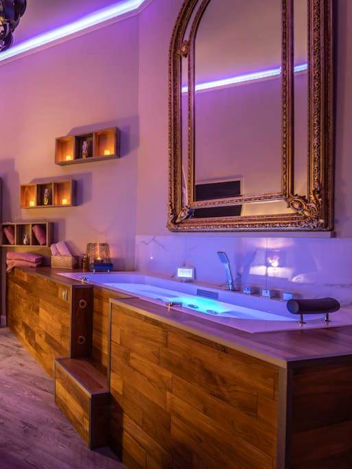 Baignoire balnéo en bois avec miroir doré - Appartement de luxe avec Jacuzzi au centre de Metz