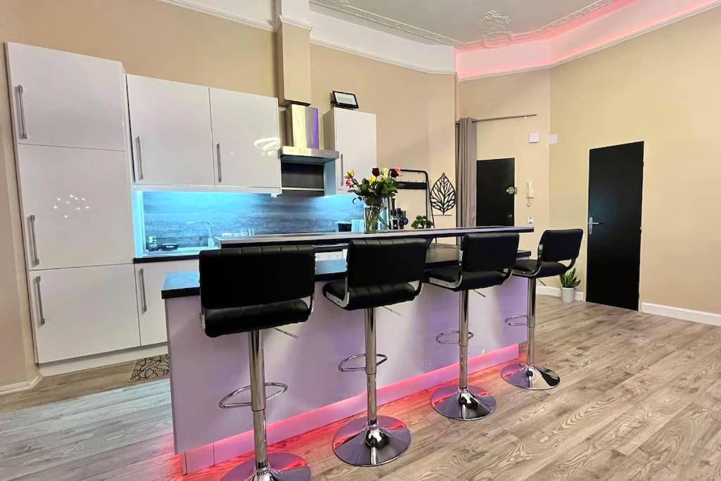 Cuisine moderne avec bar et éclairage LED rose - Appartement de luxe avec Jacuzzi au centre de Metz