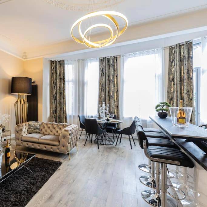Espace de vie avec coin repas et bar - Appartement de luxe avec Jacuzzi au centre de Metz