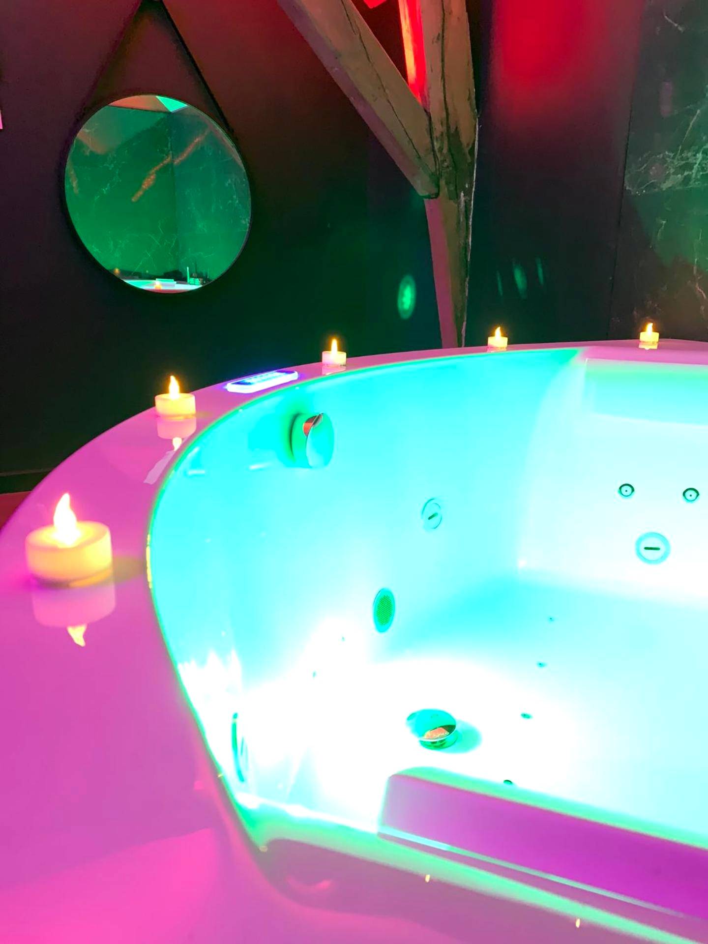 Jacuzzi privatif avec bougies et néons - Love Room Bonnétable - Love room avec jacuzzi privé