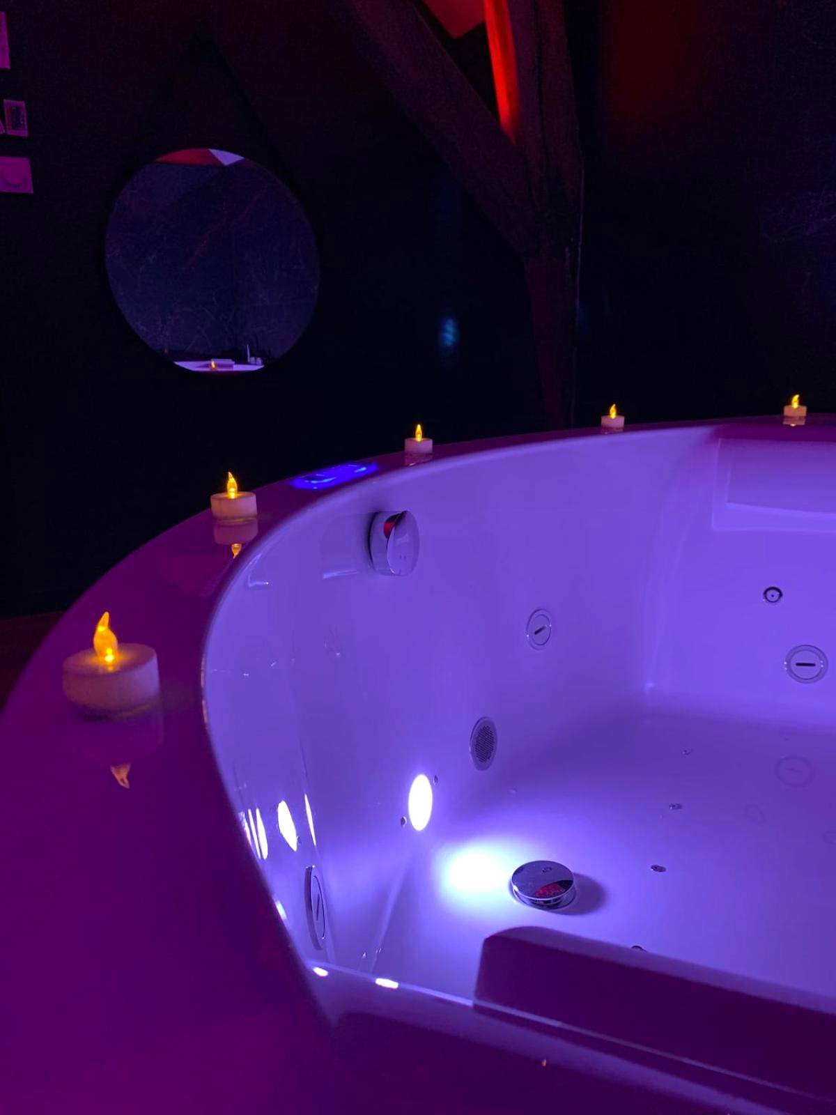 Baignoire balnéo éclairée en violet - Love room avec jacuzzi privé