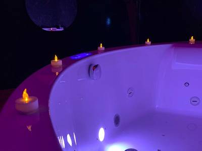 Baignoire balnéo éclairée en violet - Love room avec jacuzzi privé
