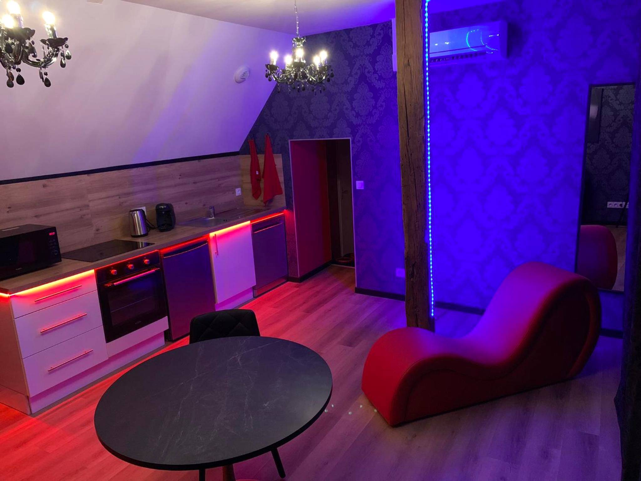 Cuisine équipée et fauteuil tantra rouge - Love room avec jacuzzi privé