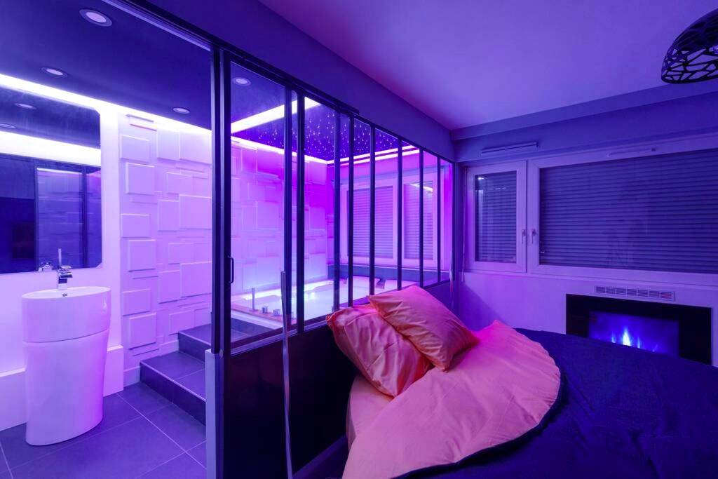 Lit rond et jacuzzi sous néons violets - Love Room Metz - Appartement - jacuzzi / love room à 800m du centre