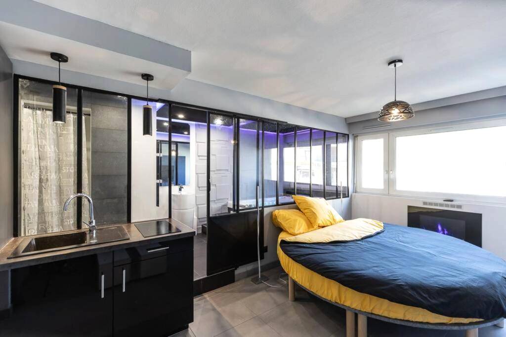 Espace studio avec lit rond et coin cuisine - Appartement - jacuzzi / love room à 800m du centre