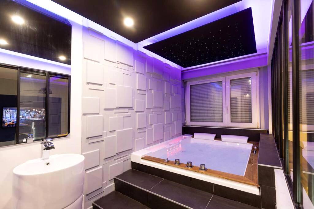 Photo du logement - Appartement - jacuzzi / love room à 800m du centre