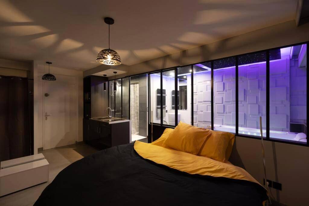 Chambre avec verrière donnant sur le jacuzzi - Appartement - jacuzzi / love room à 800m du centre