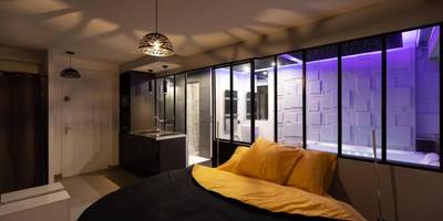 Chambre avec verrière donnant sur le jacuzzi - Appartement - jacuzzi / love room à 800m du centre