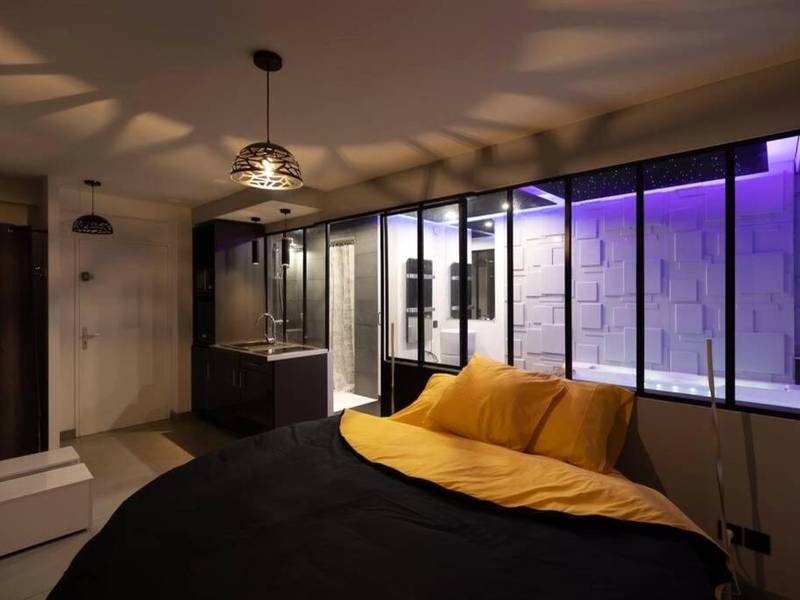 Chambre avec verrière donnant sur le jacuzzi - Appartement - jacuzzi / love room à 800m du centre