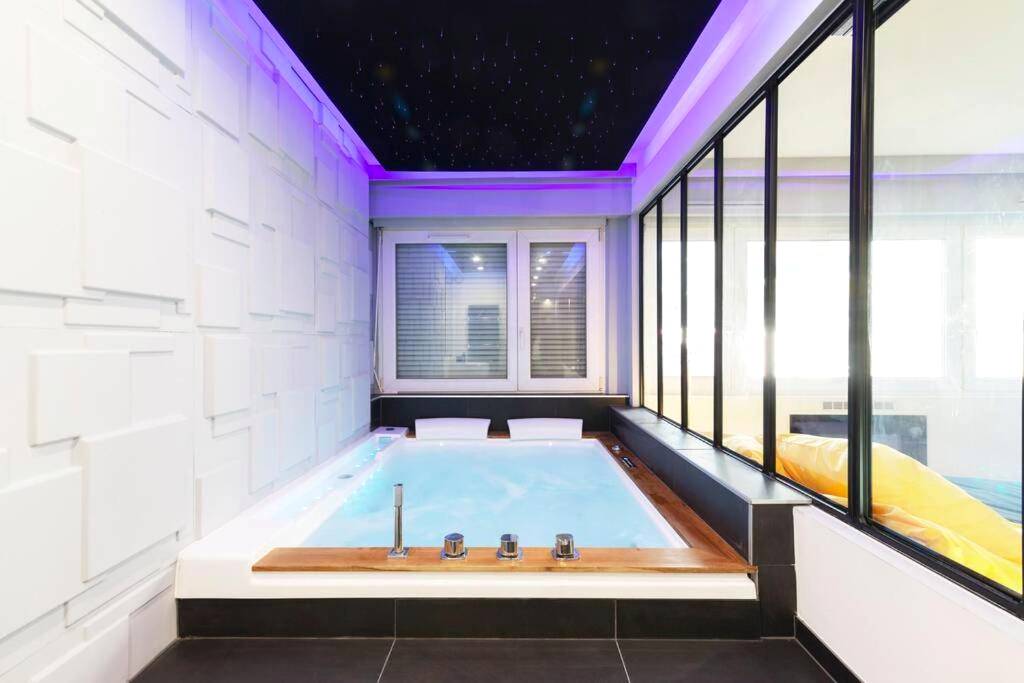 Jacuzzi privatif avec ciel étoilé et mur 3D - Appartement - jacuzzi / love room à 800m du centre