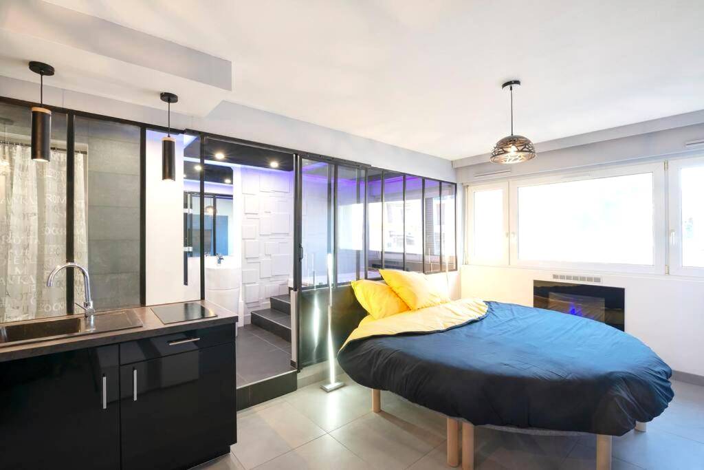 Vue d'ensemble du studio avec lit et cuisine - Appartement - jacuzzi / love room à 800m du centre