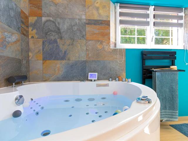 Baignoire balnéo avec appuie - tête et écran - Love Room Puget - sur - Argens - Appartement Jacuzzi Love Room Jacuzzi