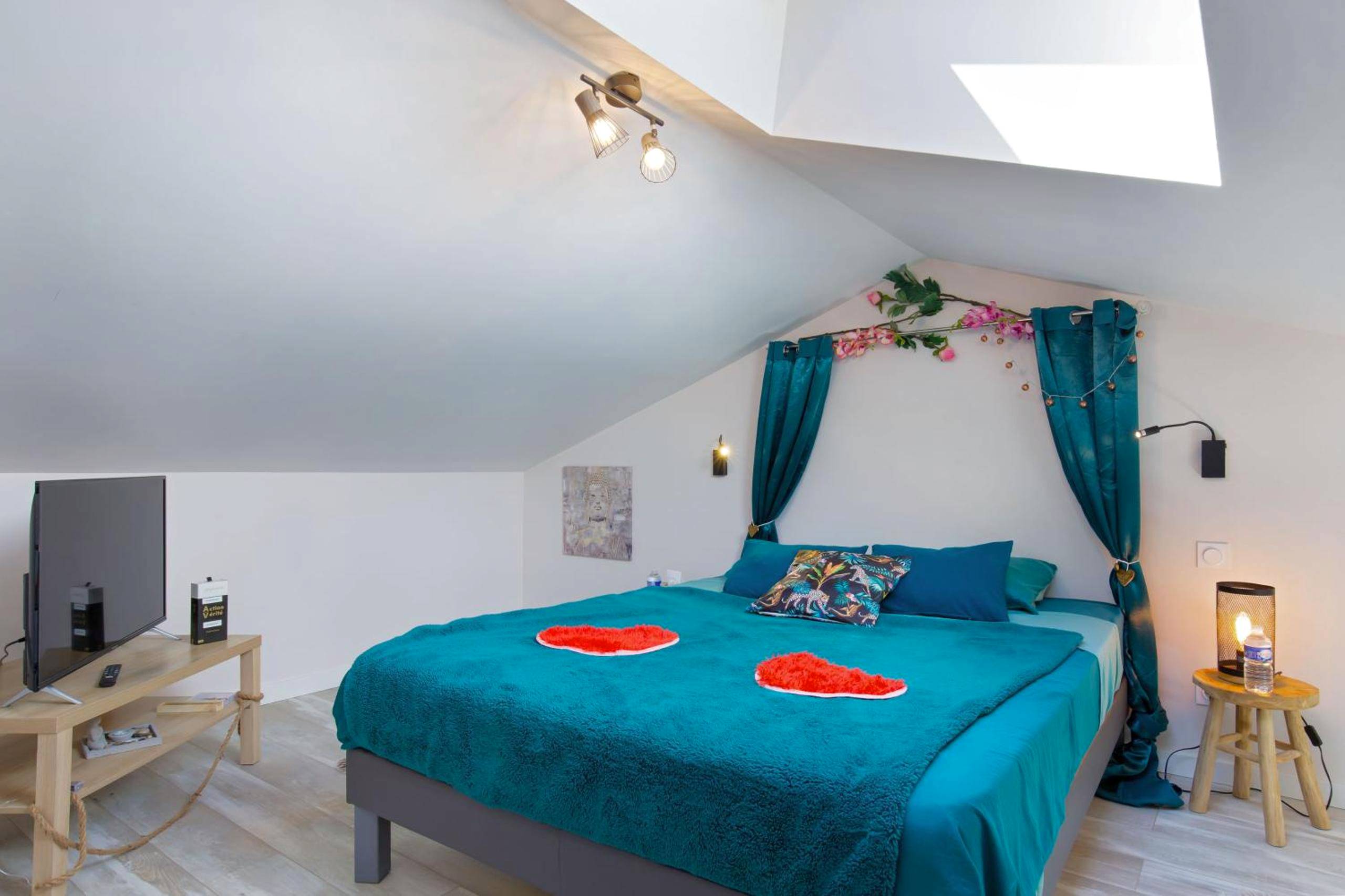 Chambre avec lit double et cœurs rouges - Appartement Jacuzzi Love Room Jacuzzi