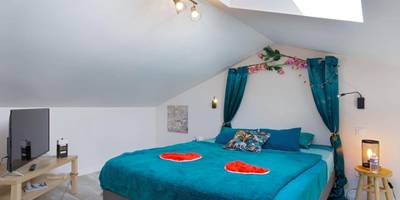 Chambre avec lit double et cœurs rouges - Appartement Jacuzzi Love Room Jacuzzi