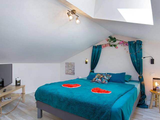 Chambre avec lit double et cœurs rouges - Appartement Jacuzzi Love Room Jacuzzi
