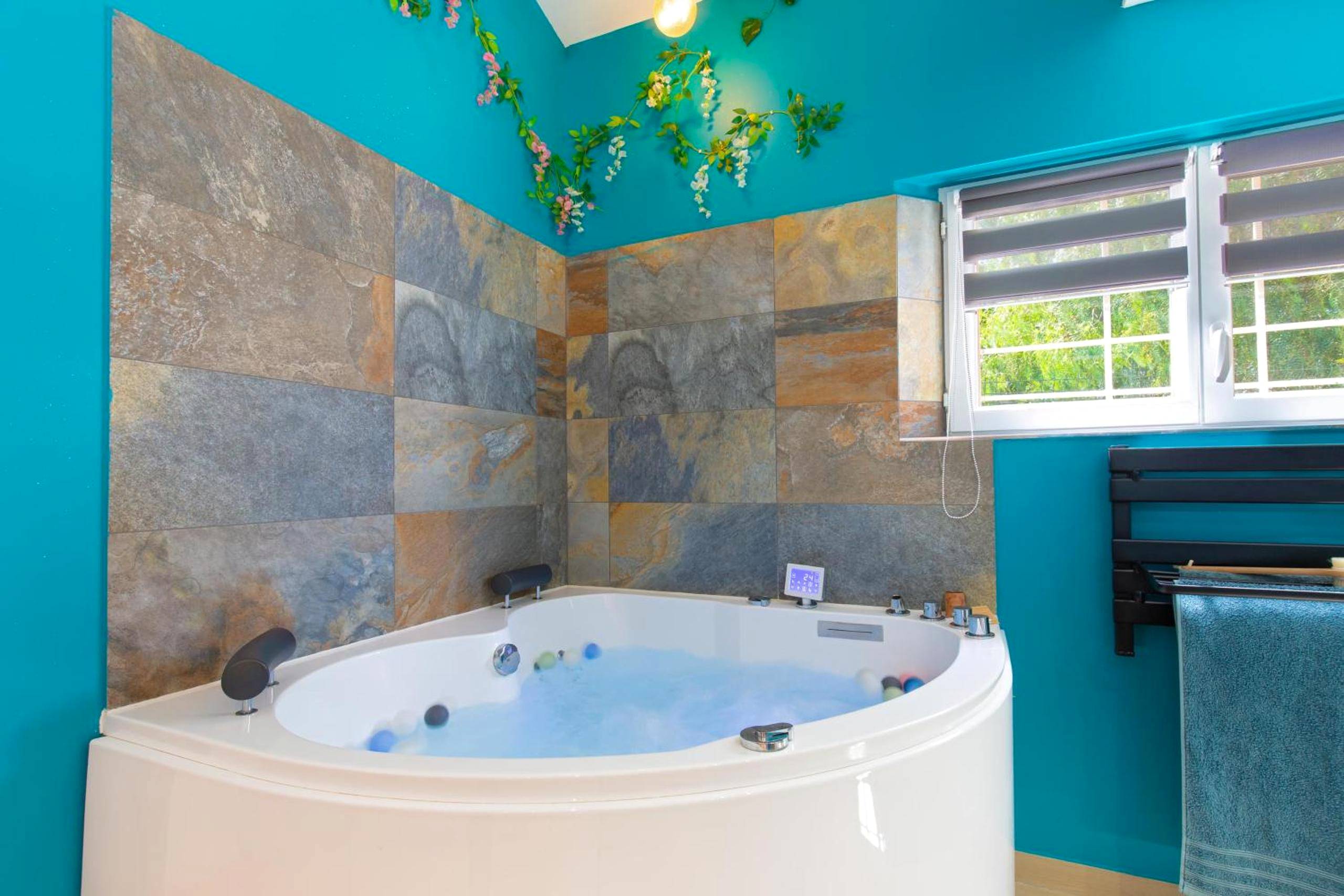 Jacuzzi d'angle dans salle de bain turquoise - Appartement Jacuzzi Love Room Jacuzzi