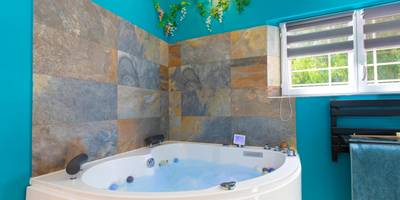 Jacuzzi d'angle dans salle de bain turquoise - Appartement Jacuzzi Love Room Jacuzzi