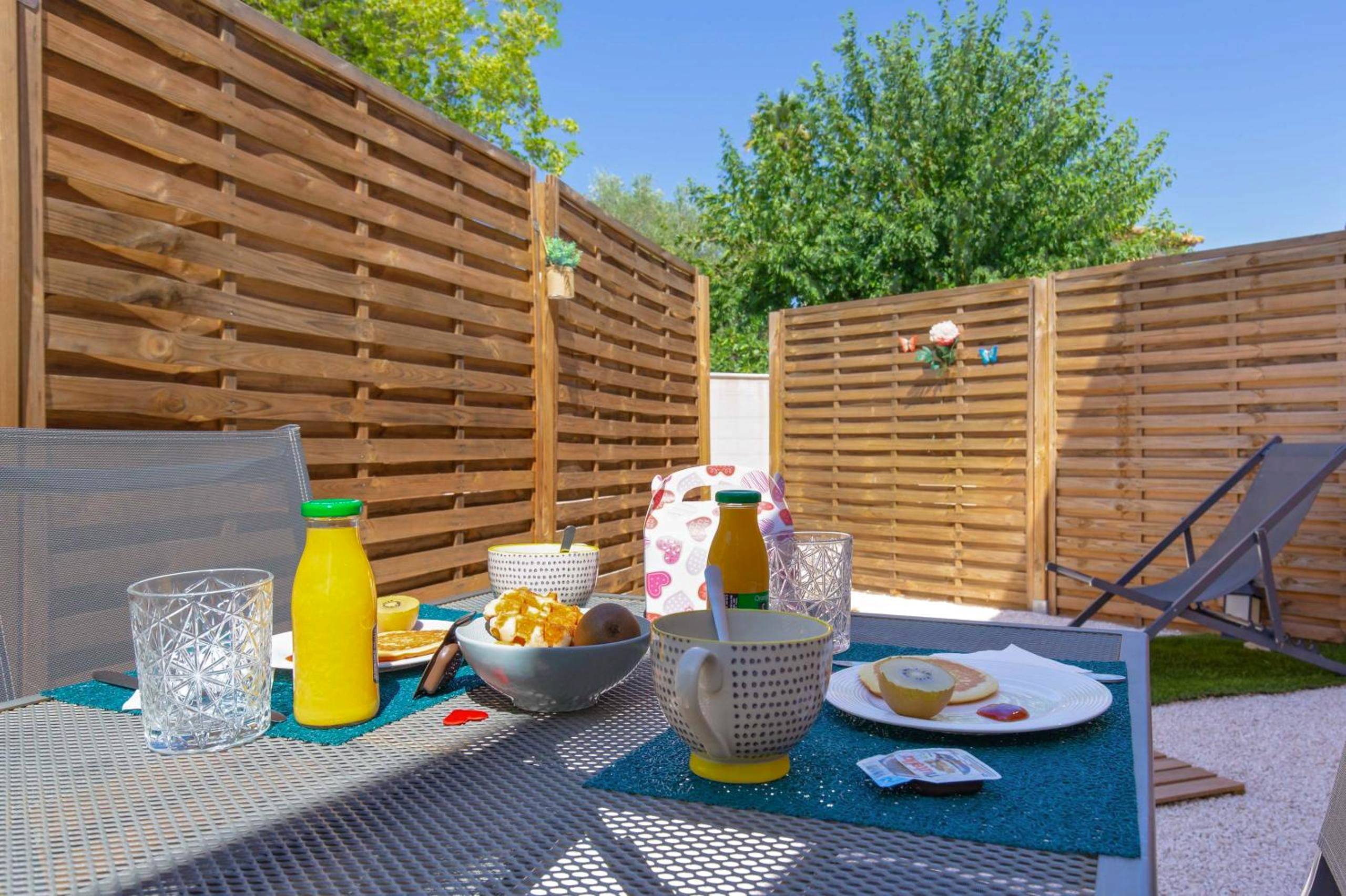 Petit - déjeuner servi sur terrasse privative - Appartement Jacuzzi Love Room Jacuzzi