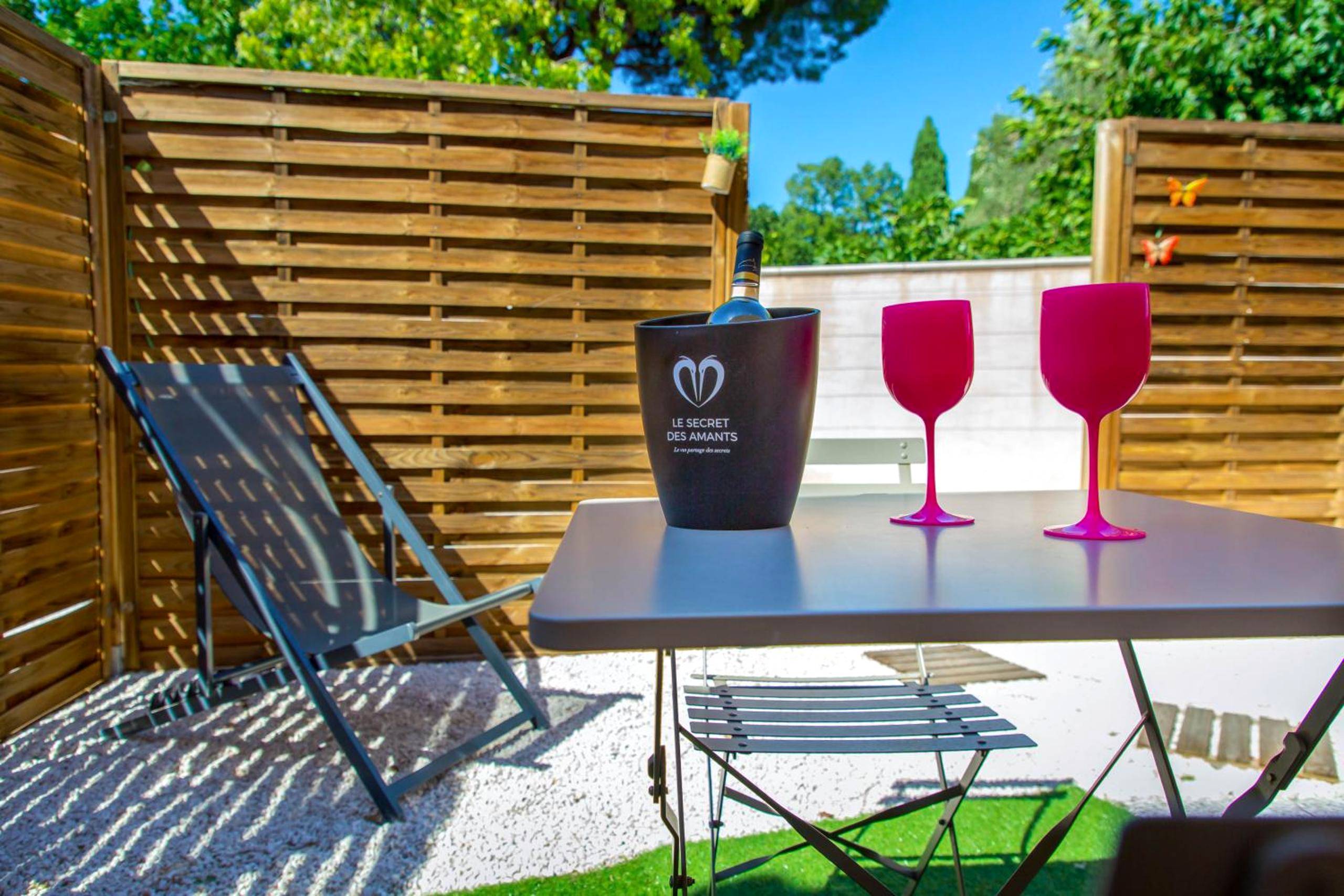 Seau à champagne et verres roses en extérieur - Appartement Jacuzzi Love Room Jacuzzi