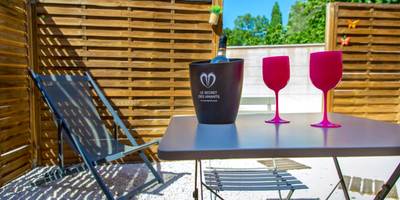 Seau à champagne et verres roses en extérieur - Appartement Jacuzzi Love Room Jacuzzi