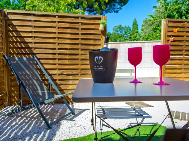 Seau à champagne et verres roses en extérieur - Appartement Jacuzzi Love Room Jacuzzi