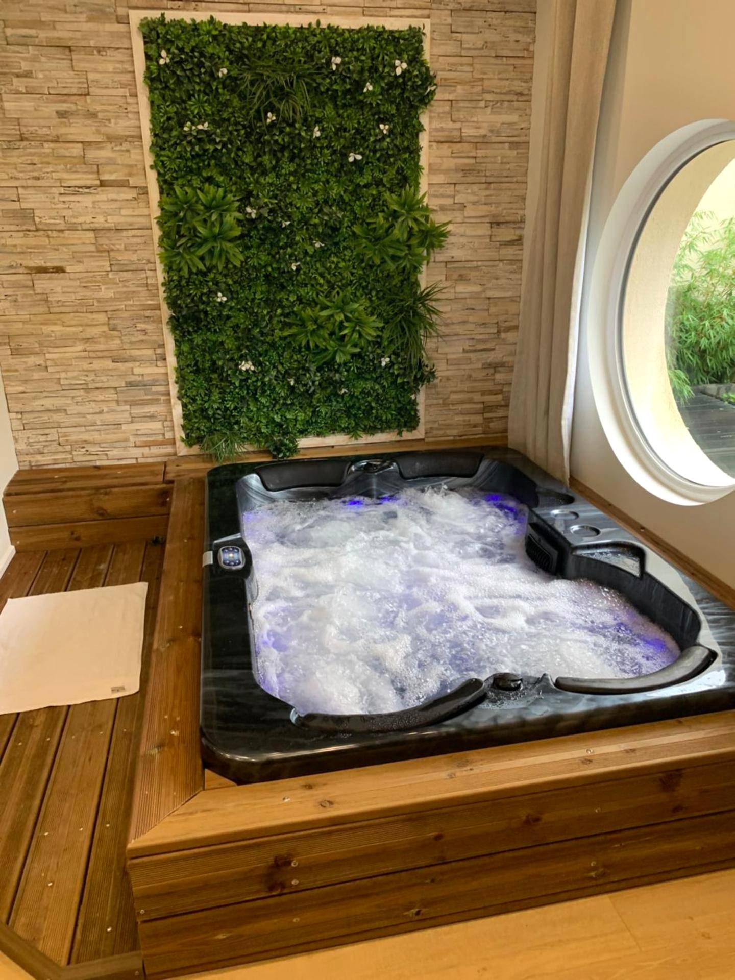 Jacuzzi privatif avec mur végétal - Love Room Messy - Chambre romantique avec Jacuzzi privée