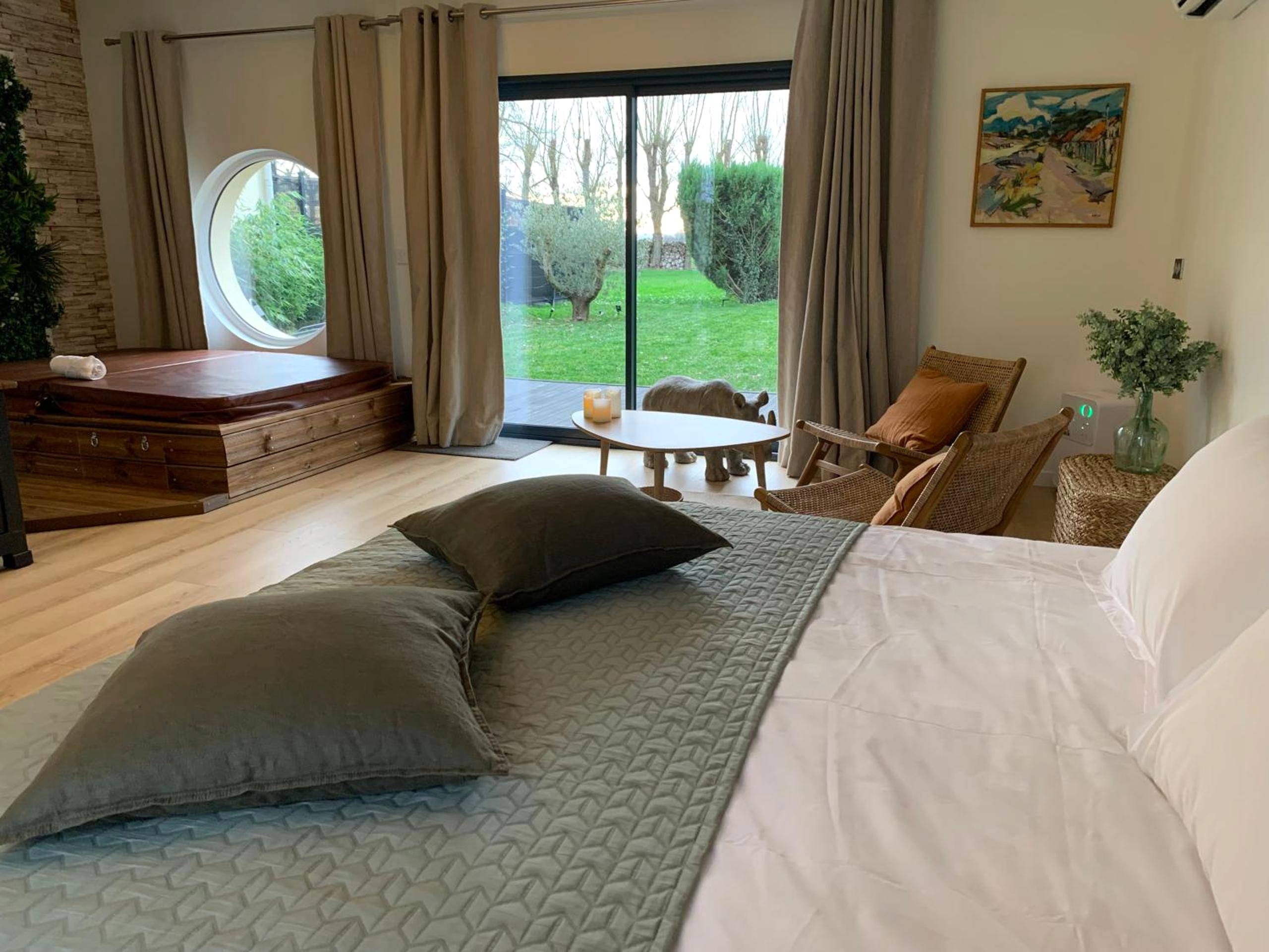 Chambre spacieuse avec vue sur jardin - Chambre romantique avec Jacuzzi privée
