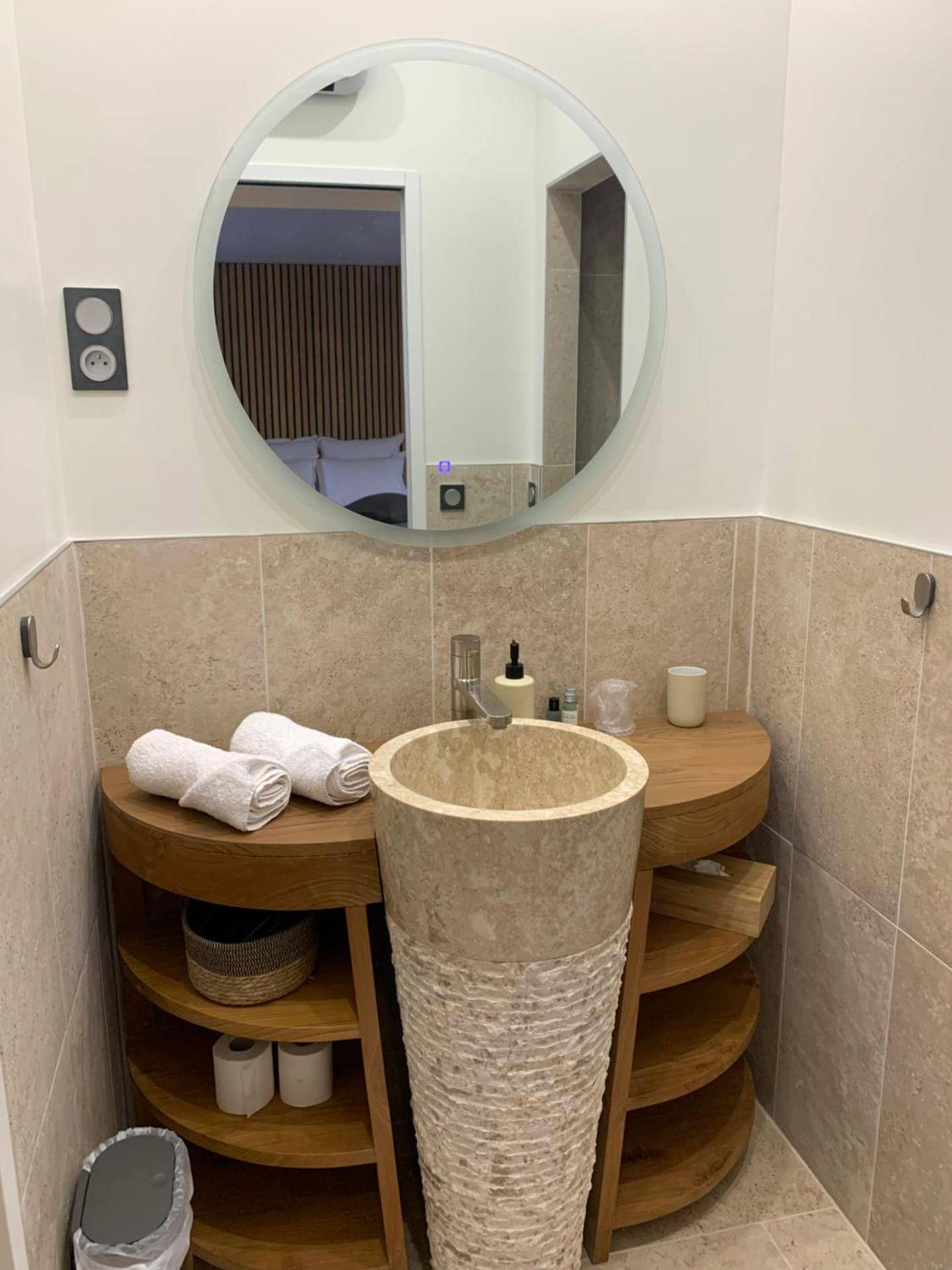 Vasque en pierre et miroir rond rétroéclairé - Chambre romantique avec Jacuzzi privée