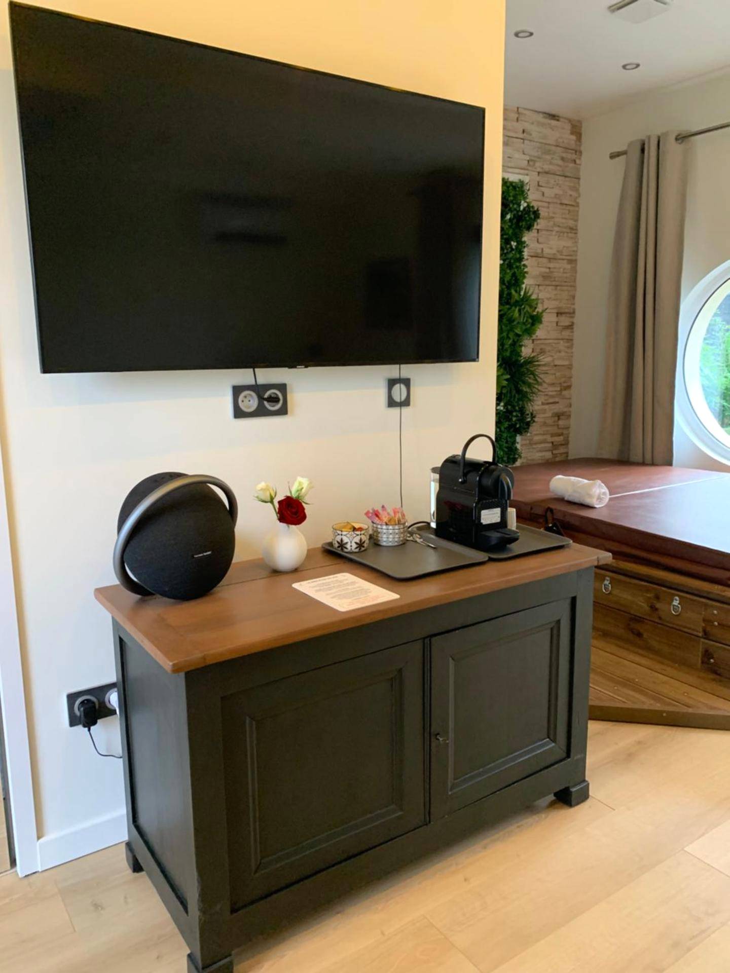 Écran plat et coin café sur buffet noir - Chambre romantique avec Jacuzzi privée