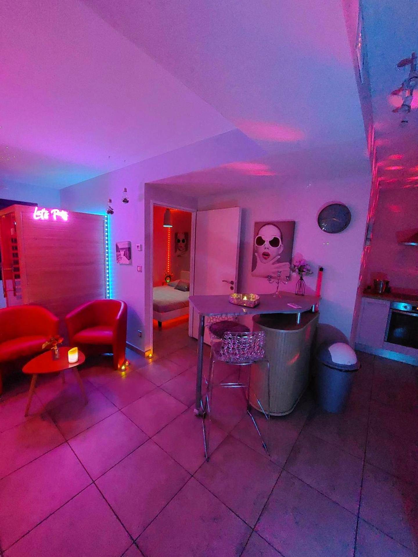 Photo du logement - Un Séjour Romantique en couple avec Jacuzzi privé Chromothérapie Jardin Maison privée