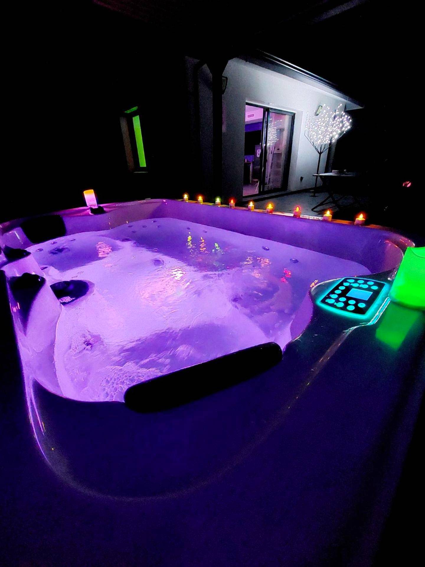 Photo du logement - Un Séjour Romantique en couple avec Jacuzzi privé Chromothérapie Jardin Maison privée - Biscarrosse