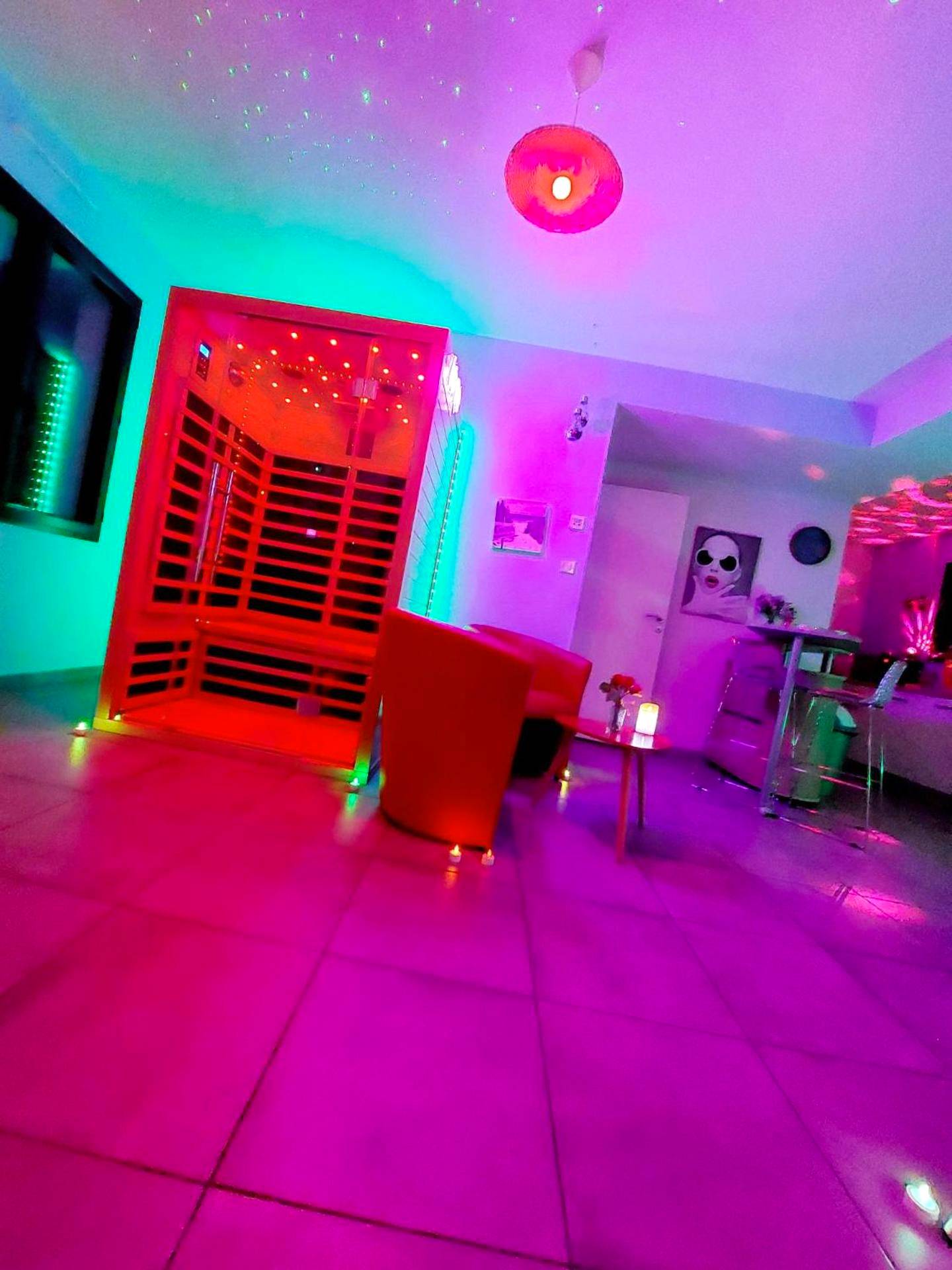 Photo du logement - Un Séjour Romantique en couple avec Jacuzzi privé Chromothérapie Jardin Maison privée