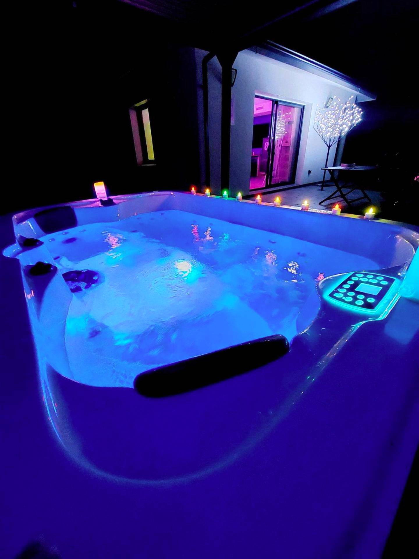 Photo du logement - Un Séjour Romantique en couple avec Jacuzzi privé Chromothérapie Jardin Maison privée - Biscarrosse